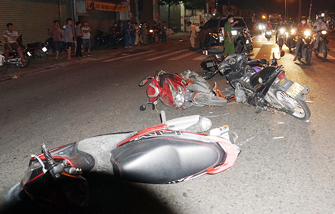 After the screaming and shocking scene of the car hitting 10 motorcycles in Saigon - 1