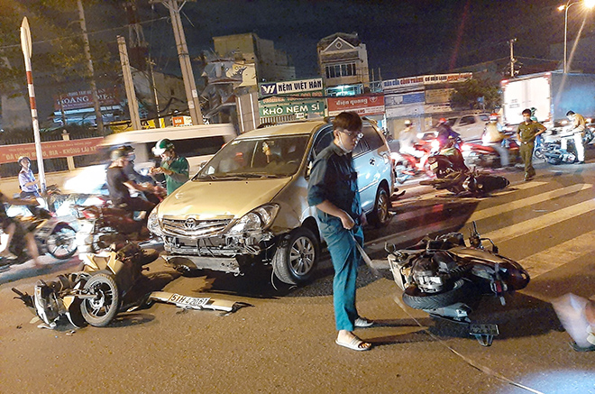 After the screaming and shocking scene of the car hitting 10 motorcycles in Saigon - 4