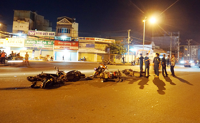 Vụ ô tô tông 10 xe máy đang dừng đèn đỏ ở Sài Gòn: Tài xế khai gì? - 2