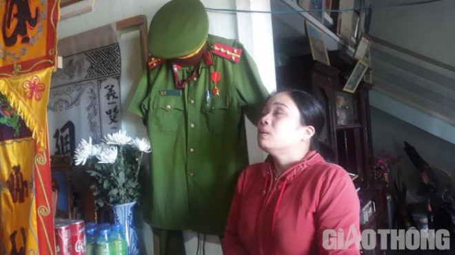 Vợ trẻ khóc nghẹn bên bộ quân phục đại úy của chồng tử vong vì TNGT - 2