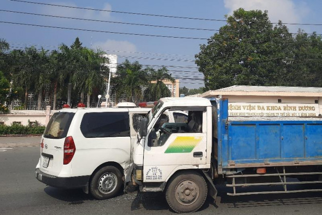 Bình Dương: Xe cấp cứu bị tông ngay trước cổng bệnh viện - 1