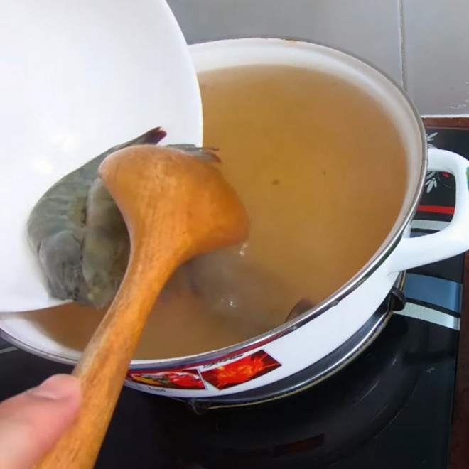 Rau muống nấu tôm cho thêm nắm lá gia vị này, canh thơm, thanh mát cả nhà khen ngon - 5