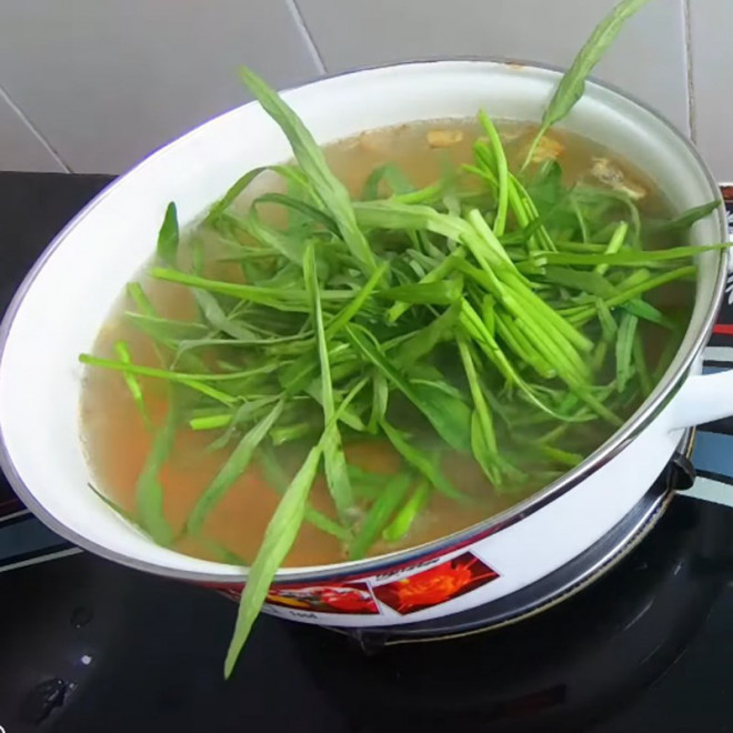 Rau muống nấu tôm cho thêm nắm lá gia vị này, canh thơm, thanh mát cả nhà khen ngon - 6