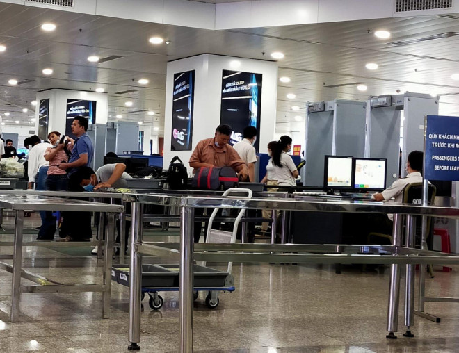 Girl using fake papers to fly to Da Nang - Ho Chi Minh City - 1