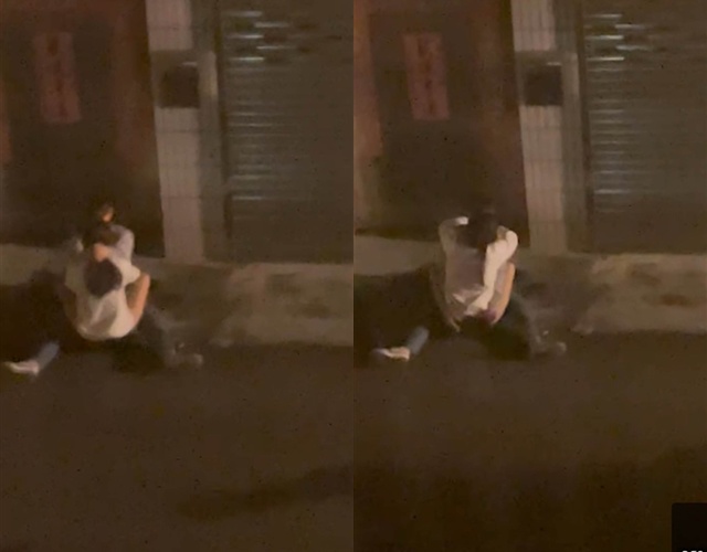 The couple sat on the sidewalk while groping and groping, making the social network 