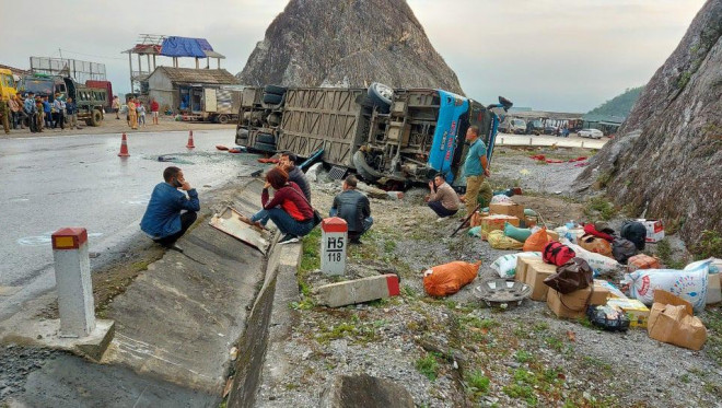 Vụ lật xe khách giường nằm khiến 12 người thương vong: Xe mất phanh khi xuống dốc - 2