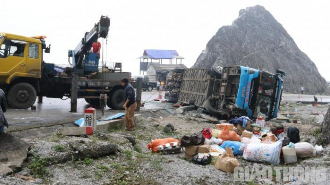 Bàng hoàng giây phút chiếc xe khách bị lật trên QL6 khiến 2 người tử vong - 2
