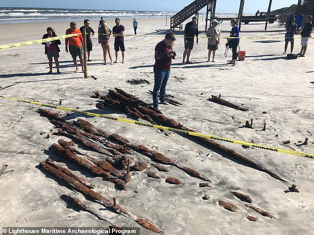 Dạo biển, cặp đôi gặp "tàu ma" bất ngờ hiện ra trên bãi cát - 2