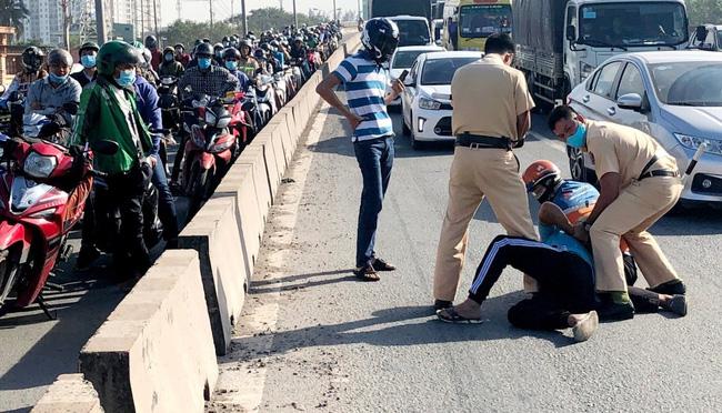 Tài xế xe ben tông xe CSGT khai gì tại công an? - 2