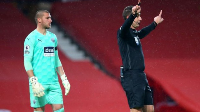 Incredible: Goalkeeper chased on penalty shootout, defender catches hero - 1