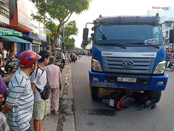 CLIP: Stop the red light, a girl is killed by a truck - 2