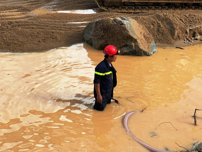 Xem lực lượng cứu hộ hút cạn dòng Rào Trăng, lật đất, bới đá tìm người mất tích - 4