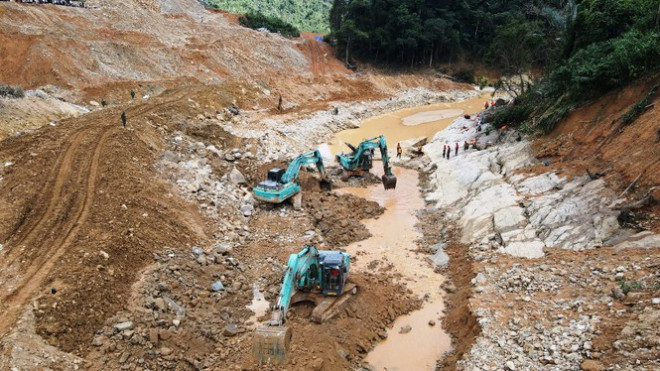 Xem lực lượng cứu hộ hút cạn dòng Rào Trăng, lật đất, bới đá tìm người mất tích - 7