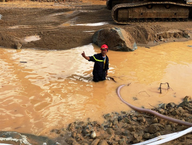 Xem lực lượng cứu hộ hút cạn dòng Rào Trăng, lật đất, bới đá tìm người mất tích - 6