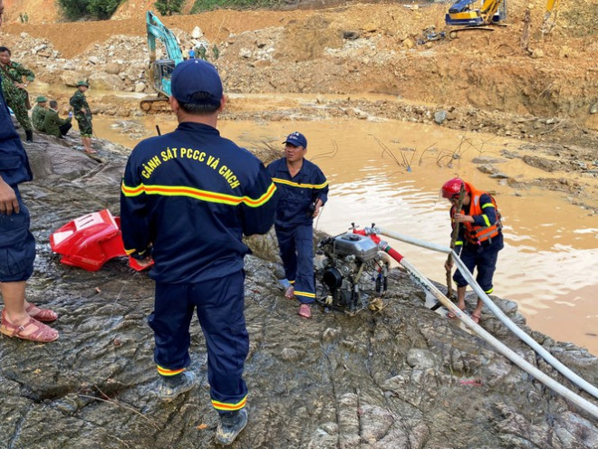 Xem lực lượng cứu hộ hút cạn dòng Rào Trăng, lật đất, bới đá tìm người mất tích - 5