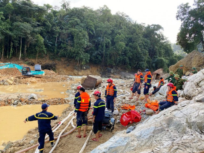 Xem lực lượng cứu hộ hút cạn dòng Rào Trăng, lật đất, bới đá tìm người mất tích - 8