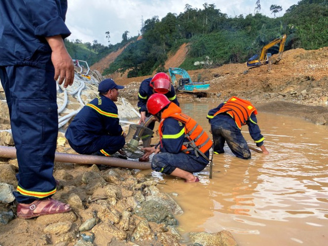 Xem lực lượng cứu hộ hút cạn dòng Rào Trăng, lật đất, bới đá tìm người mất tích - 9