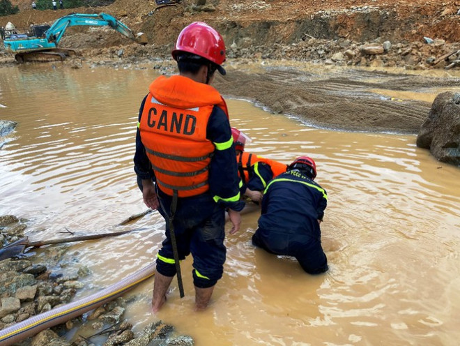 Xem lực lượng cứu hộ hút cạn dòng Rào Trăng, lật đất, bới đá tìm người mất tích - 10
