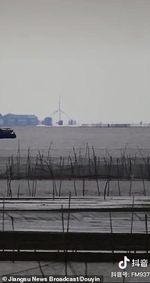 "Thành phố ma" bí ẩn đột nhiên xuất hiện giữa hồ - 3