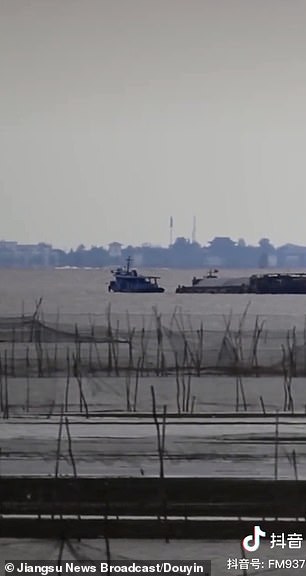 "Thành phố ma" bí ẩn đột nhiên xuất hiện giữa hồ - 2