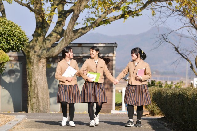 Hàn Quốc áp dụng đồng phục mới nhằm &#34;thủ tiêu&#34; những chiếc váy 20 cm nơi học đường - 1