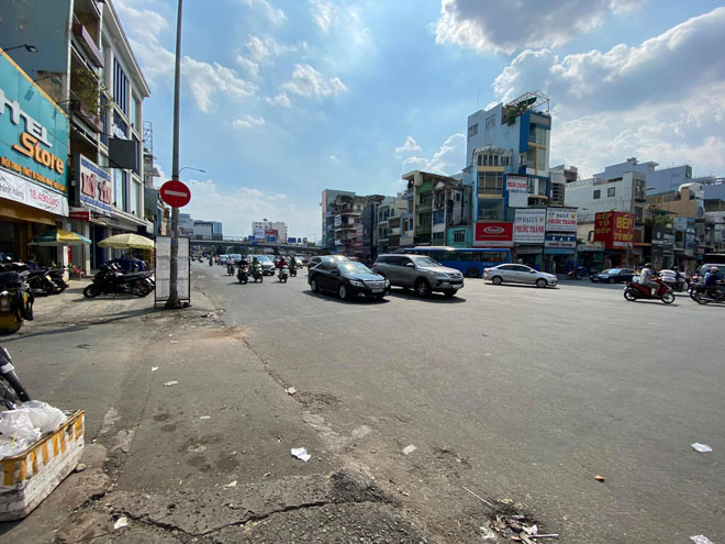 Ho Chi Minh City: Riding a motorcycle without a helmet, a group of men and women attacked the police - 1