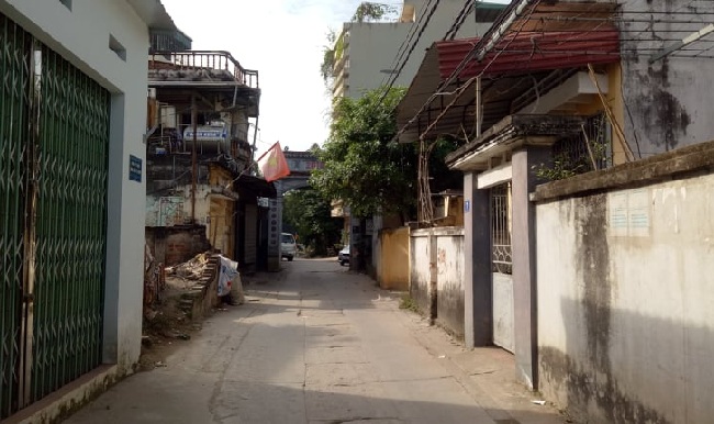 Hurrying to buy suburban land: People waiting to make red books in a long line - 2