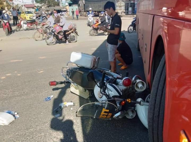 What did the Kon Tum city police say about the bus accident with the police car?  - First