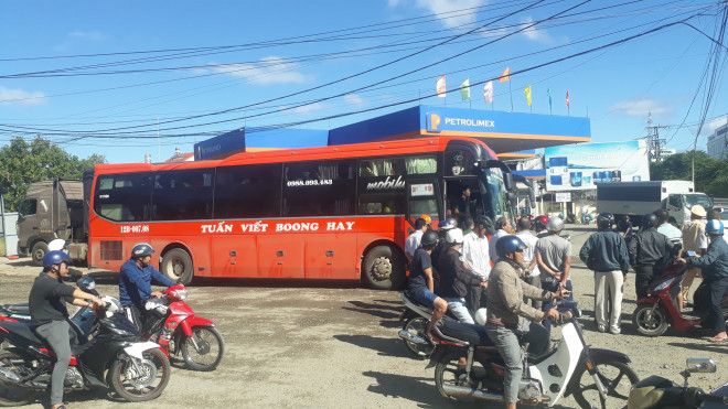 What did the Kon Tum city police say about the bus accident with the police car?  - 2