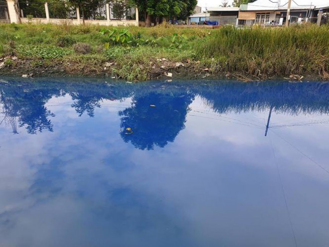 Canal water in Binh Duong Industrial Park turns a strange blue color - 1