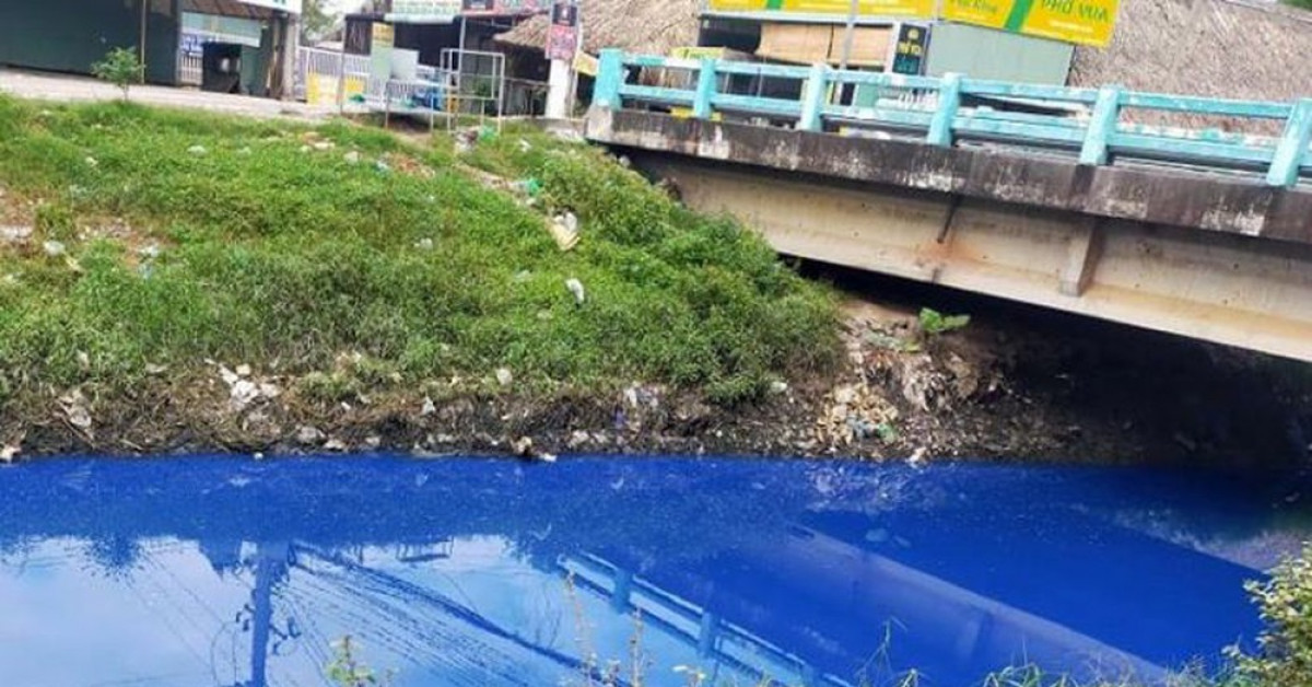 Canal water at Binh Duong Industrial Park turns a strange blue color - 2