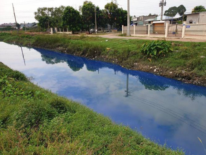 Canal water in Binh Duong Industrial Park turns a strange blue color - 3