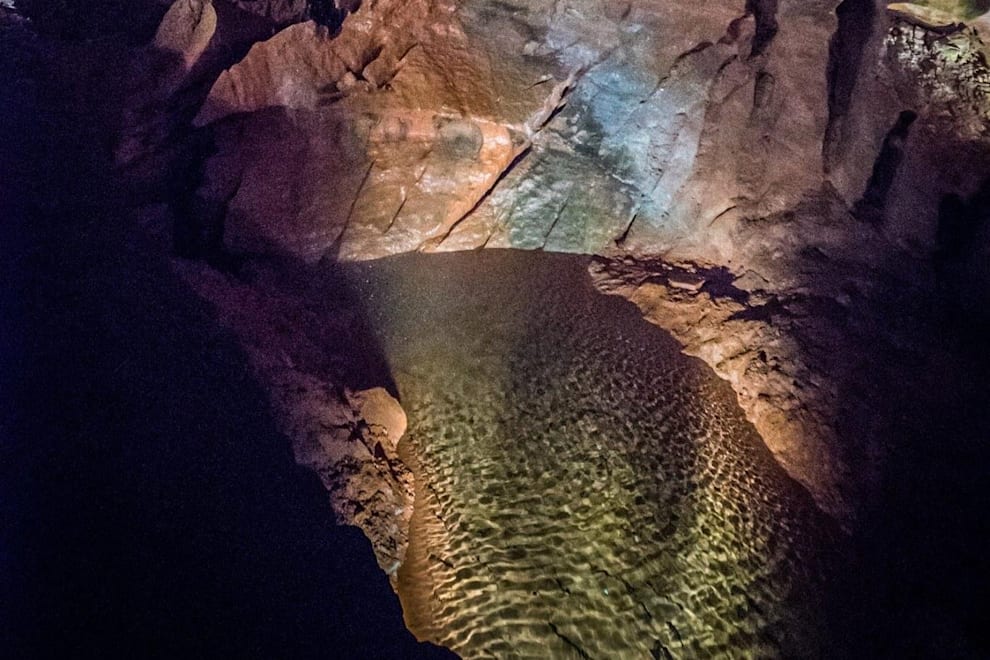 Kinh ngạc trước những hồ nước ngầm lạ lùng nhất thế giới - 7