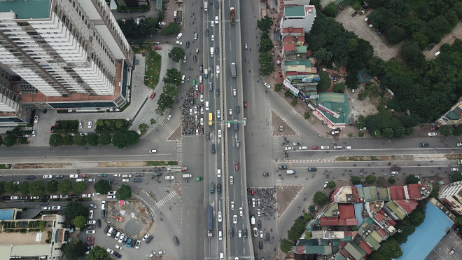 Rào chắn thi công hầm chui Lê Văn Lương tại nút giao 10 làn xe - 2
