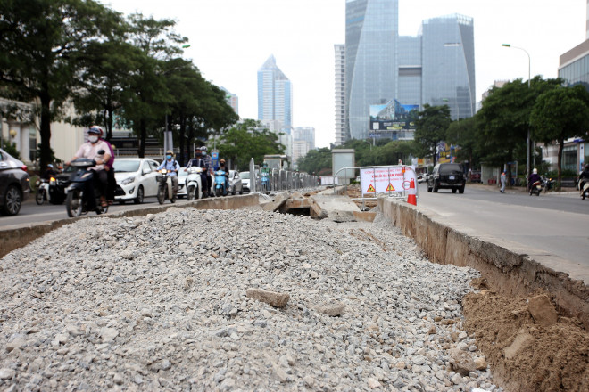 Rào chắn thi công hầm chui Lê Văn Lương tại nút giao 10 làn xe - 5