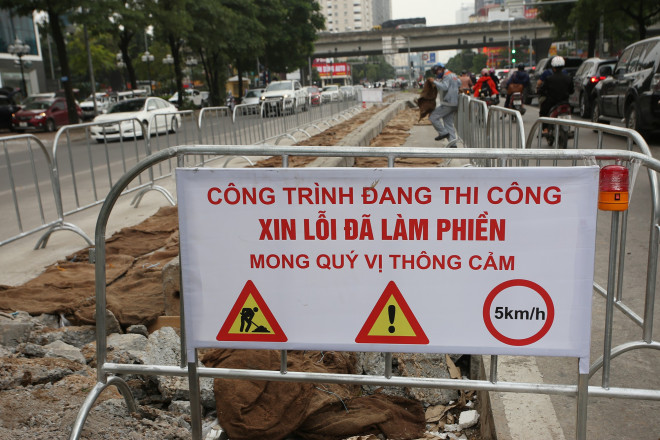 Rào chắn thi công hầm chui Lê Văn Lương tại nút giao 10 làn xe - 4