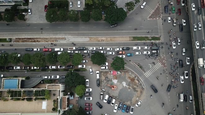 Rào chắn thi công hầm chui Lê Văn Lương tại nút giao 10 làn xe - 3