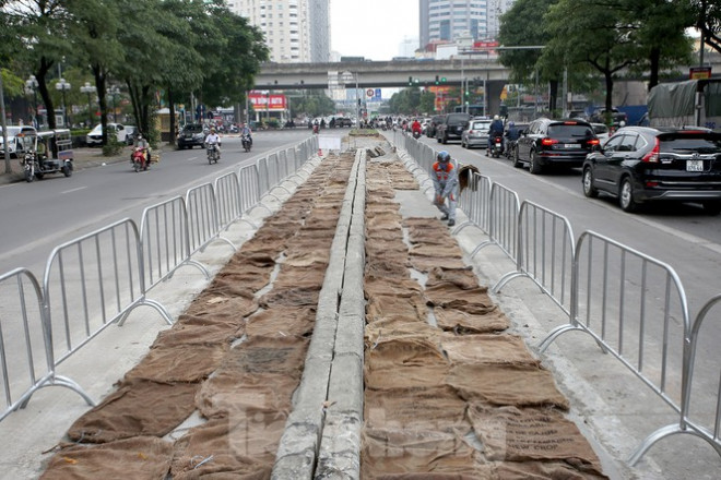 Rào chắn thi công hầm chui Lê Văn Lương tại nút giao 10 làn xe - 6