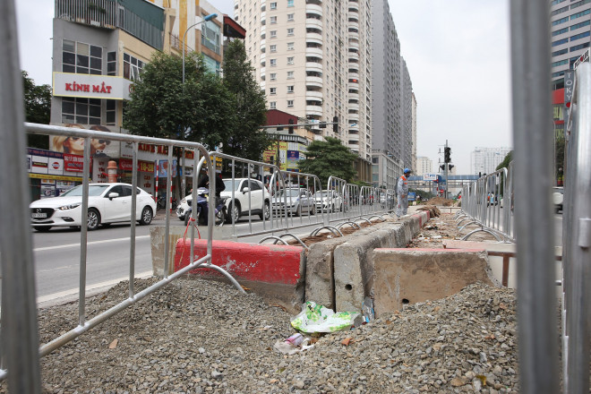 Rào chắn thi công hầm chui Lê Văn Lương tại nút giao 10 làn xe - 8