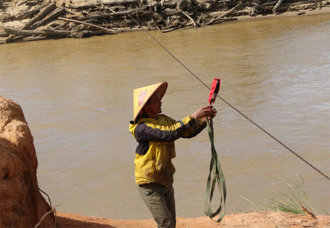 Bão đánh sập cầu treo, người dân đu dây như diễn viên xiếc qua sông Pô Kô - 2