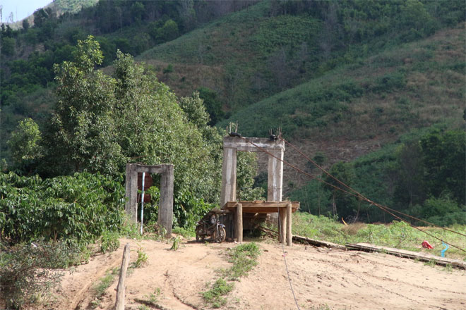 Bão đánh sập cầu treo, người dân đu dây như diễn viên xiếc qua sông Pô Kô - 3