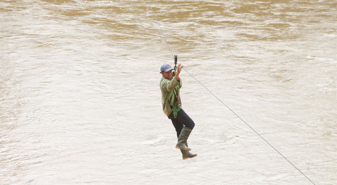 Bão đánh sập cầu treo, người dân đu dây như diễn viên xiếc qua sông Pô Kô - 4