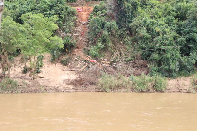 Bão đánh sập cầu treo, người dân đu dây như diễn viên xiếc qua sông Pô Kô - 5
