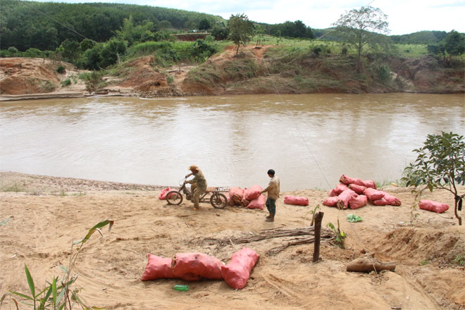 Bão đánh sập cầu treo, người dân đu dây như diễn viên xiếc qua sông Pô Kô - 7
