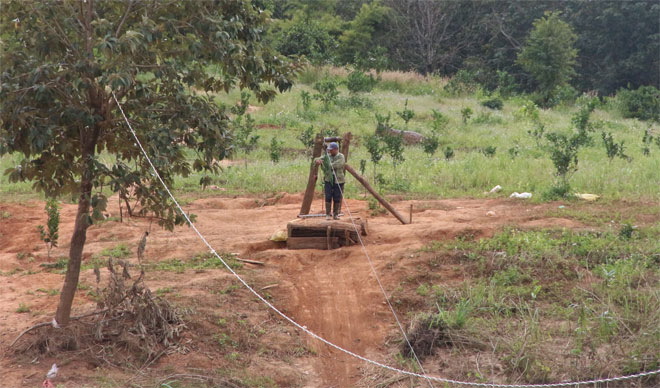 Bão đánh sập cầu treo, người dân đu dây như diễn viên xiếc qua sông Pô Kô - 8