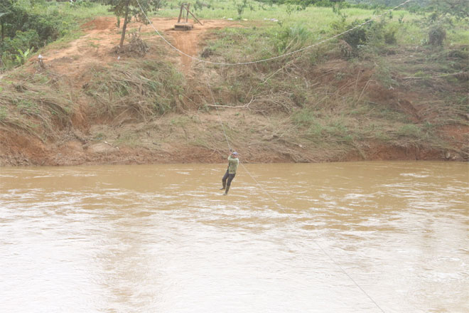 Bão đánh sập cầu treo, người dân đu dây như diễn viên xiếc qua sông Pô Kô - 10
