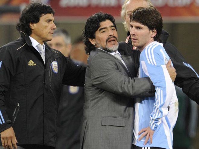 Messi đá cặp Maradona: Khoảnh khắc hiếm có của 2 thiên tài bóng đá - 1