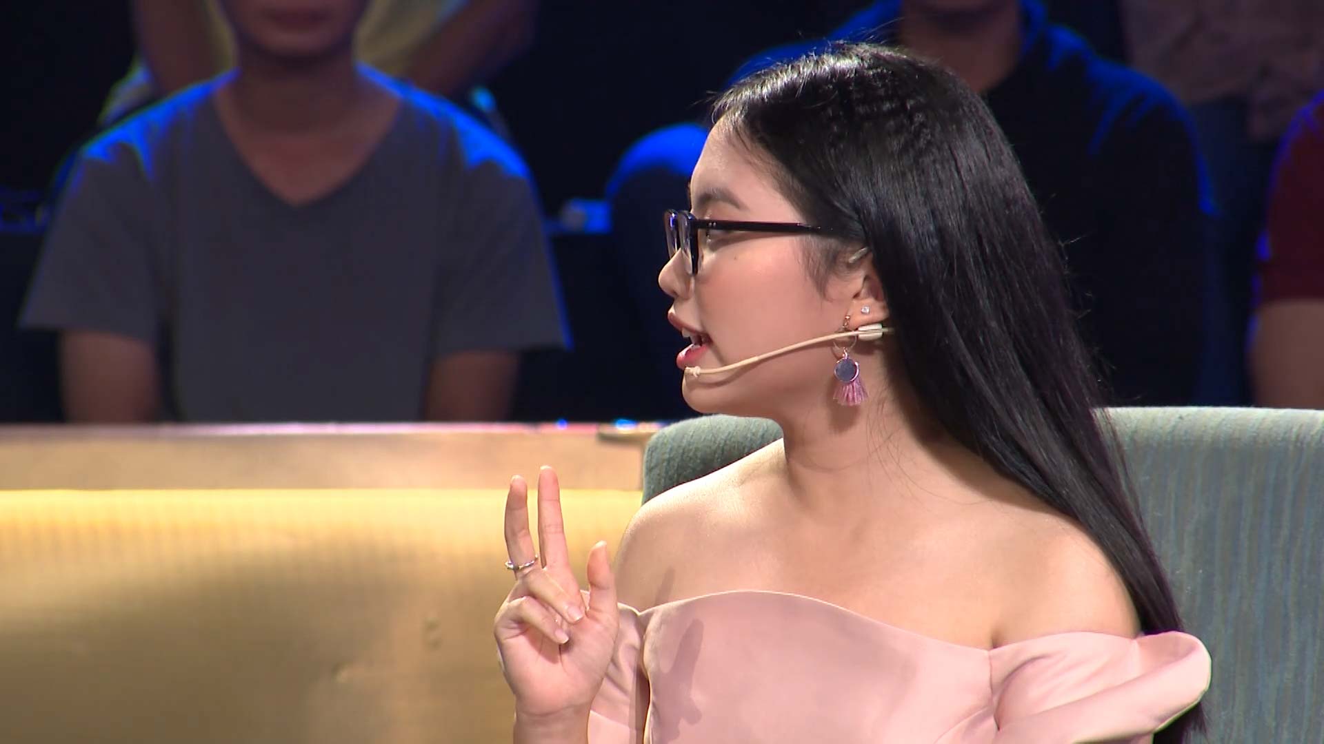 Phương Mỹ Chi khiến bạn diễn khác giới "ngượng đỏ mặt" - 1