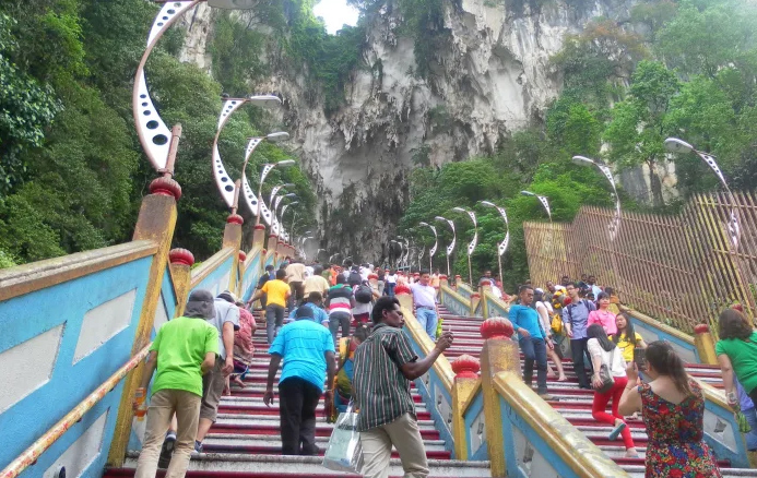 Leo gần 300 bậc thang cầu vồng để tới hang động này nhưng ai cũng phải trầm trồ - 7