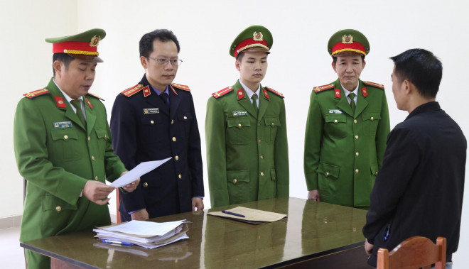 Quảng Bình: Khởi tố, bắt giam một tài xế vì chiếm đoạt 150 thùng cá hộp từ thiện lũ lụt - 2